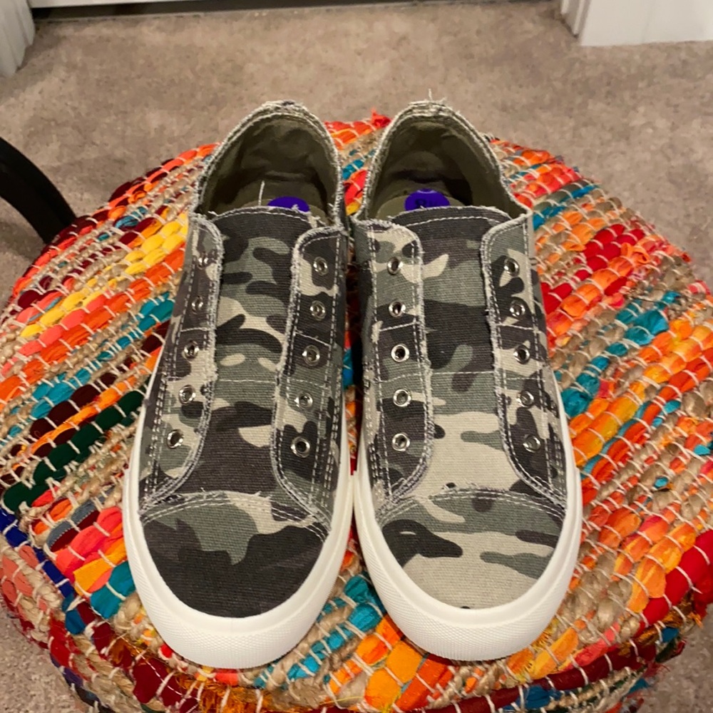 Camo size 8.5 MaddenGirl tennis shoes. Never worn.